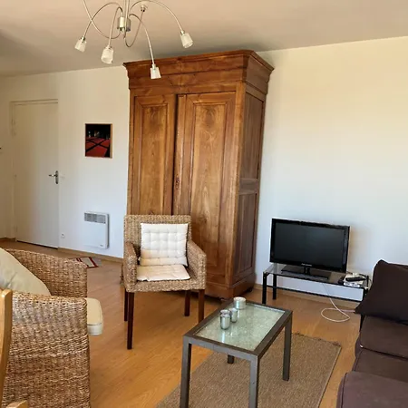 : Bel 2 Pers. Avec Ascenseur, Parking Prive Et Balcon A 850m De La Plage - Fr-1-539-64 Royan