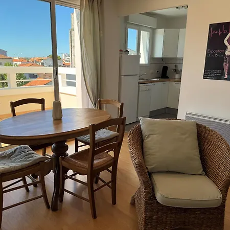 : Bel 2 Pers. Avec Ascenseur, Parking Prive Et Balcon A 850m De La Plage - Fr-1-539-64 * Royan